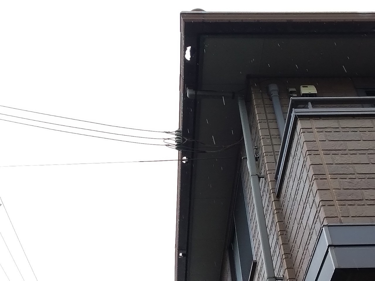 姫路市　雹災害で軒樋貫通